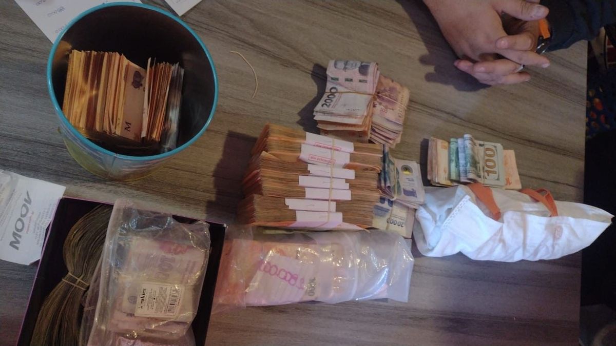 En un allanamiento en Guaymallén la Policía capturó a un sospechoso y secuestró dinero en distintas divisas. En un allanamiento en Guaymallén la Policía capturó a un sospechoso y secuestró dinero en distintas divisas.