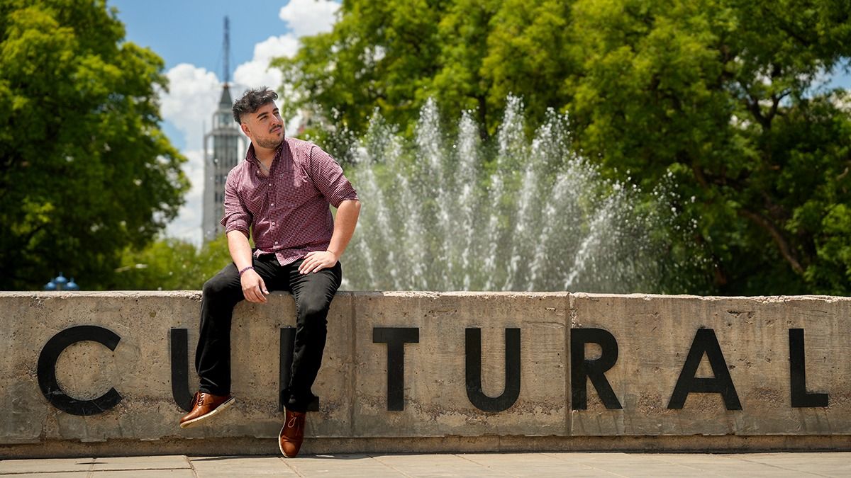 Como abogado ha recibido diplomas de mérito en la UNCuyo, en Barcelona y en California. Como artista, acaba de ser premiado en Qatar. Como abogado ha recibido diplomas de mérito en la UNCuyo, en Barcelona y en California. Como artista, acaba de ser premiado en Qatar.