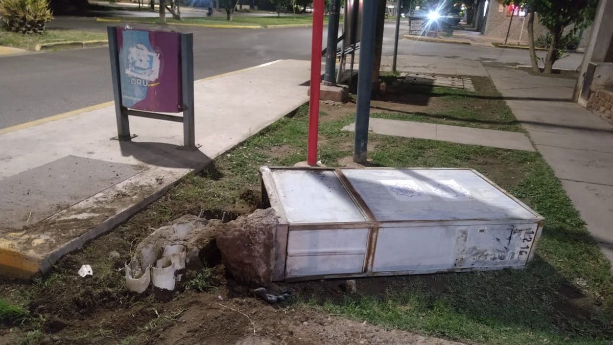 Así quedó el gabinete de electricidad que delincuentes intentaron robar en Godoy Cruz.