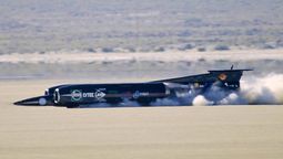el auto mas rapido del mundo alcanzo una velocidad de 1.227 km/h y rompio la barrera del sonido el auto mas rapido del mundo alcanzo una velocidad de 1.227 km/h y rompio la barrera del sonido