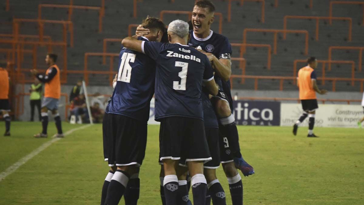 Independiente Rivadavia festeja uno de los goles ante Aldosivi. la Lepra metió un triunfazo en Mardel.