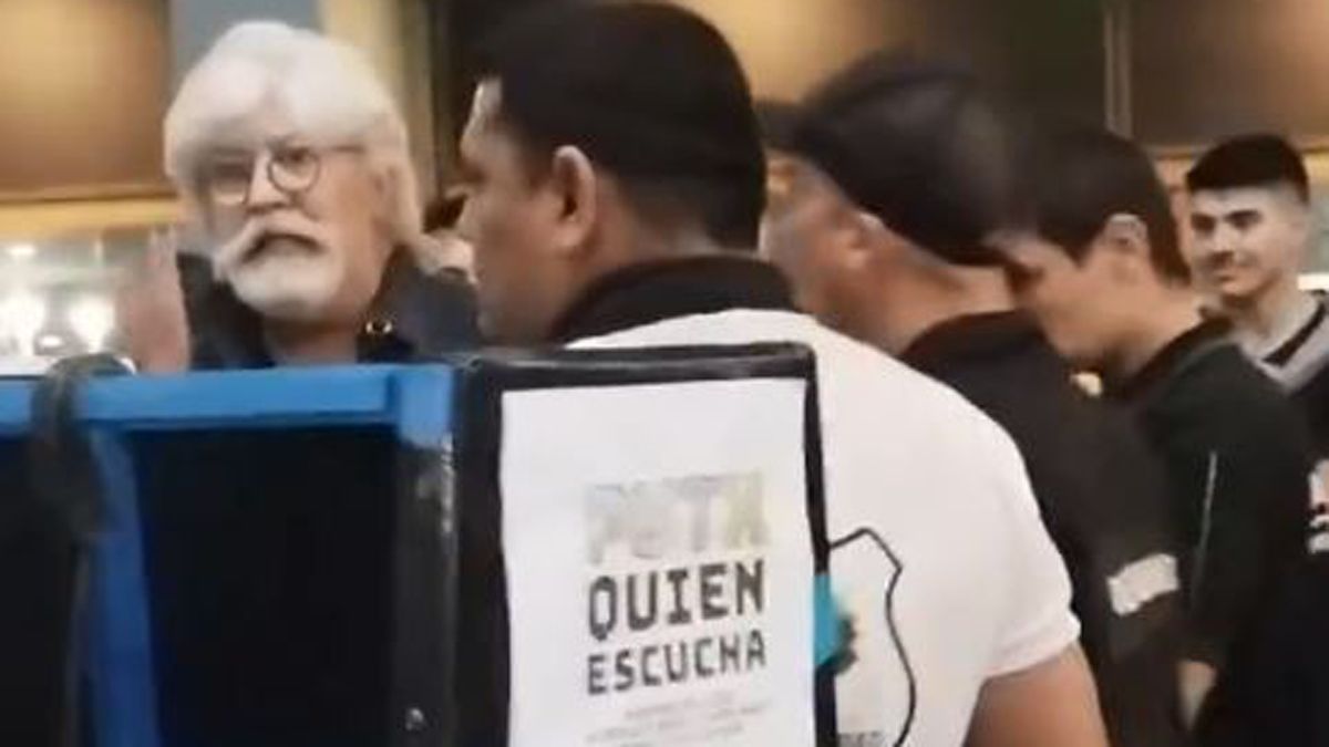 Daniel Crescitelli (de frente) en una de las imágenes del ataque a un stand de la Feria del Libro.&nbsp;