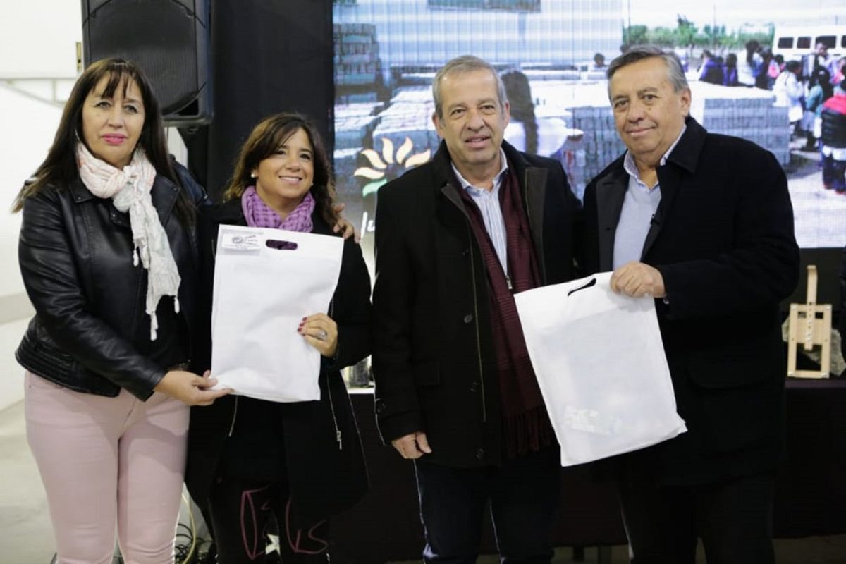 Se entregaron kits escolares a escuelas de la zona Este. La acción fue posible gracias a los más de 7 mil kilos de papel en desuso que donó Irrigación. En la imagen: la diputada provincial Sandra Astudillo y Marité Badui, Jefa de Gabinete de Irrigación junto al intendente de Junín Héctor Ruiz y el titular de Irrigación, Sergio Marinelli