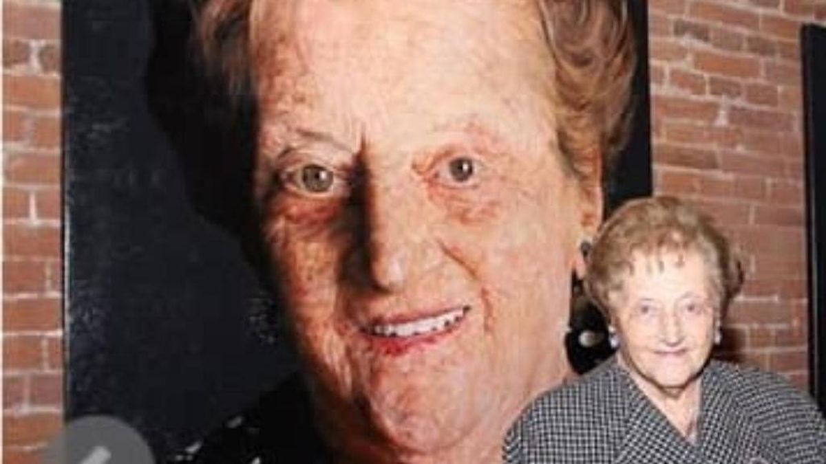 Elsa y el cuadro que le pintó una de sus nietas (tiene 47 nietos), Florencia Aise, artista hiperrealista. Elsa y el cuadro que le pintó una de sus nietas (tiene 47 nietos), Florencia Aise, artista hiperrealista.