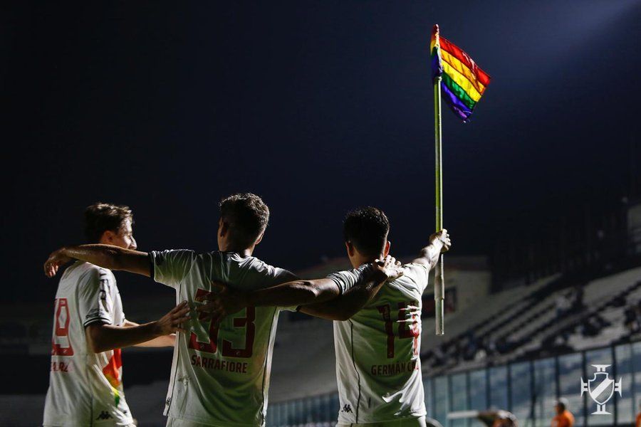 Hizo un gol y lo festejó con la bandera del orgullo gay