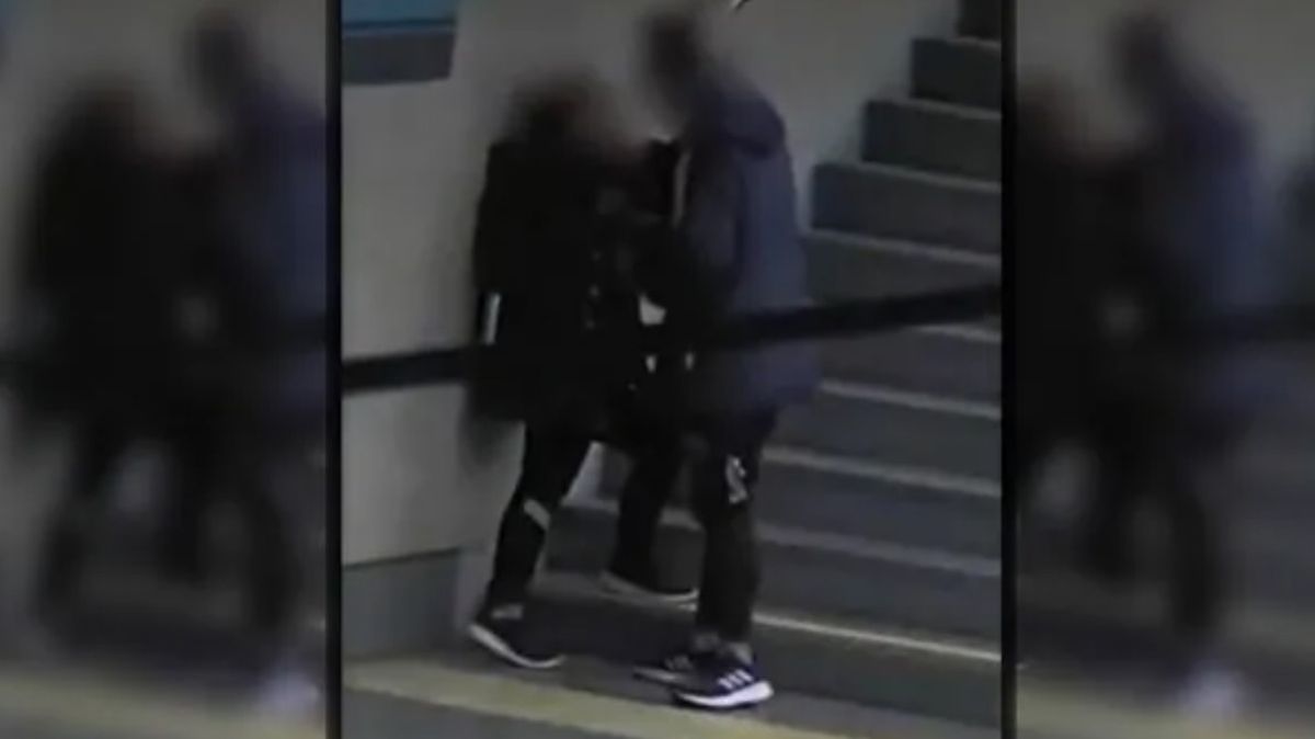 Video: golpeó y tiró de los pelos a su novia en el subte y fue detenido