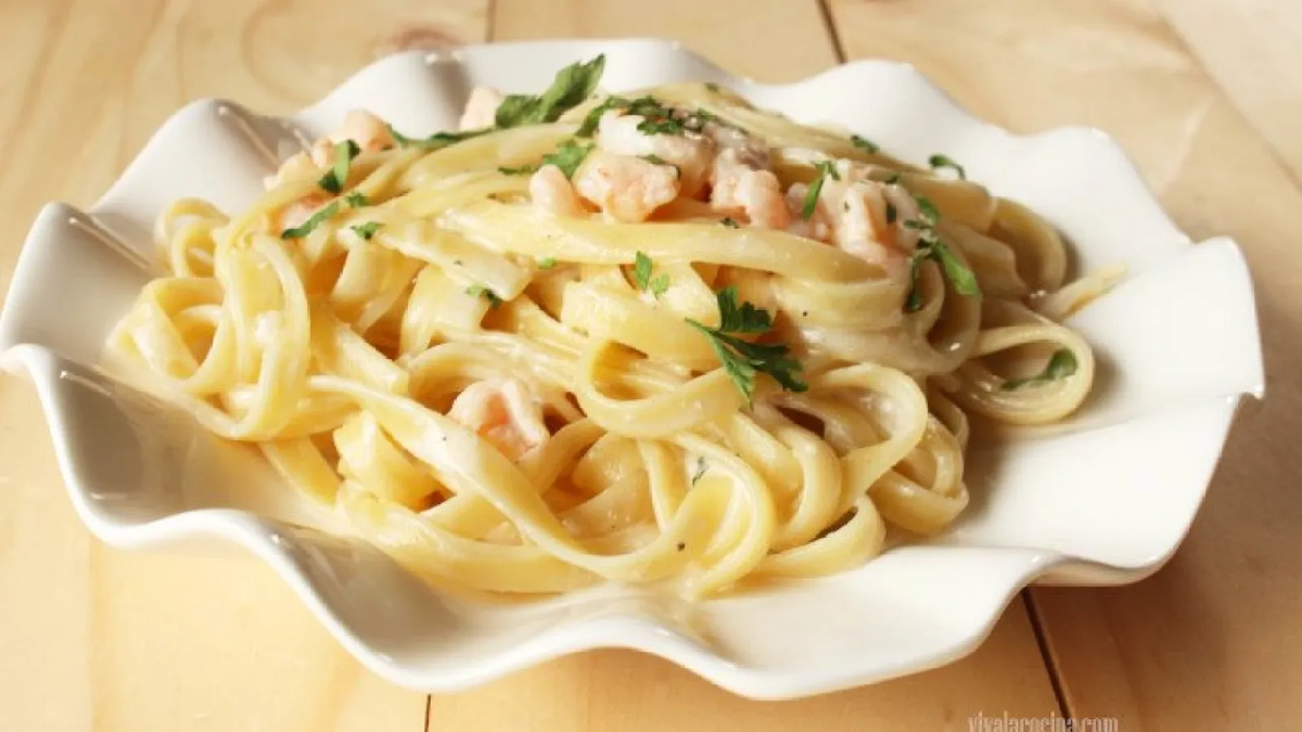 Una variación deliciosa de esta salsa: con camarones. Una variación deliciosa de esta salsa: con camarones.