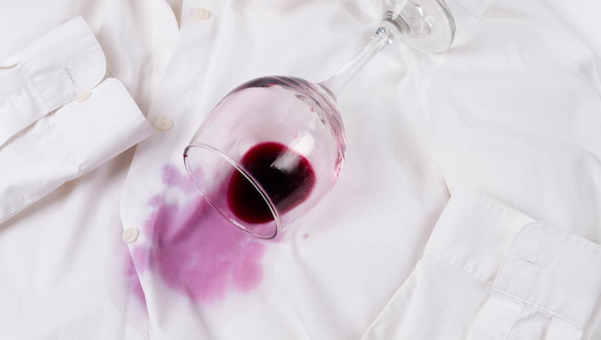 Elimina las manchas de vino de la ropa con un truco de limpieza de los enólogos
