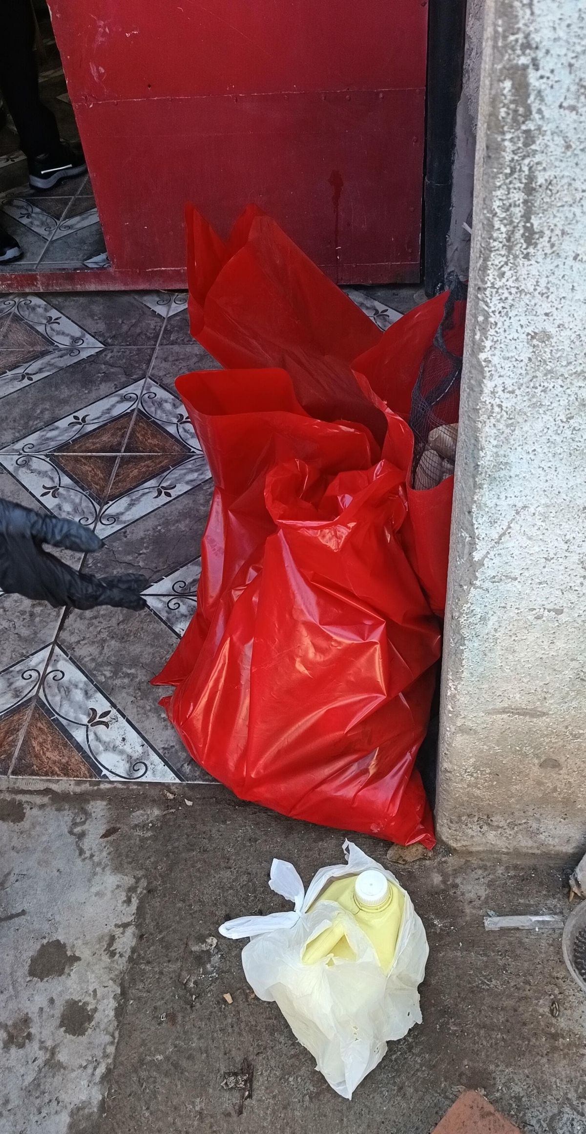 En total, hallaron 47 kilos de carne en mal estado en una carnicería de Rivadavia. En total, hallaron 47 kilos de carne en mal estado en una carnicería de Rivadavia.