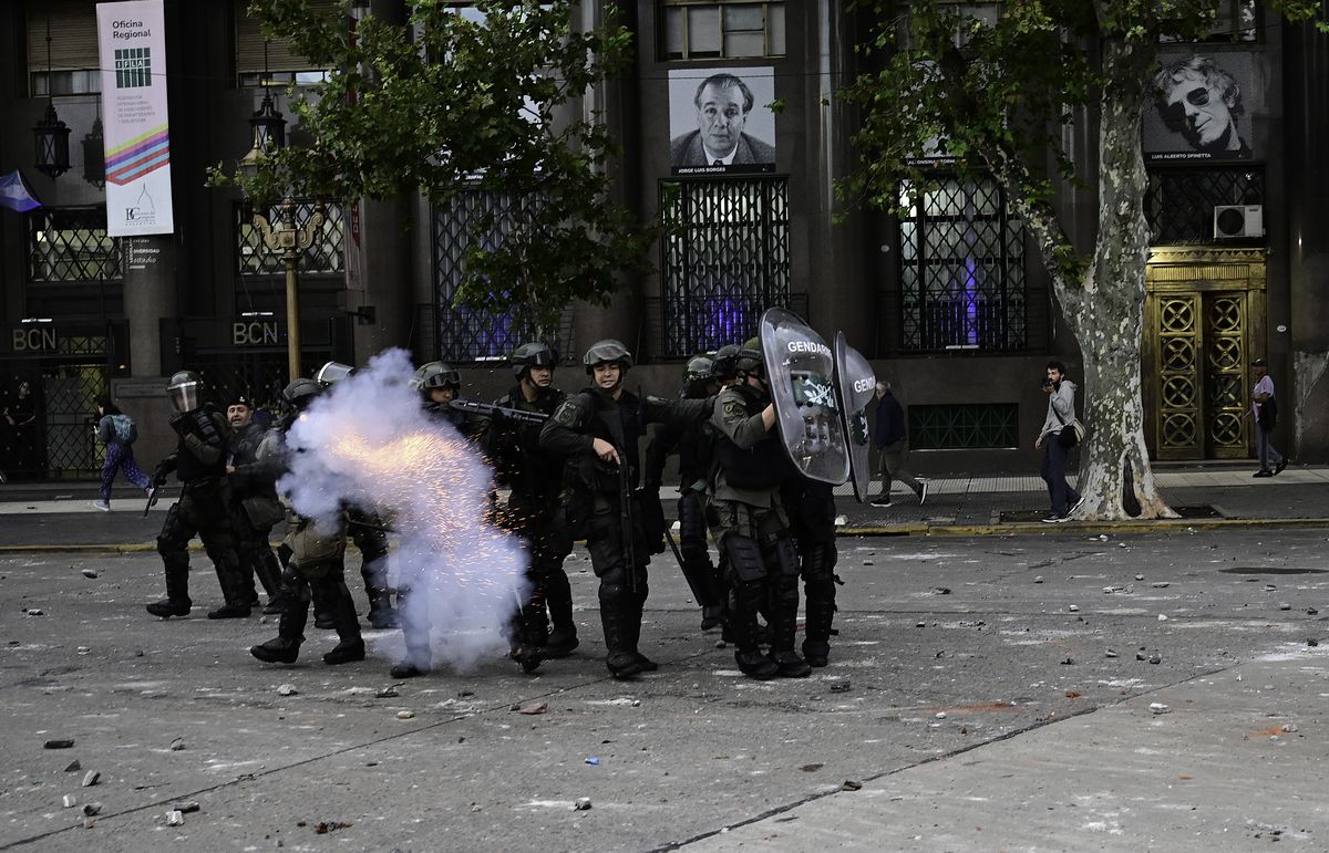 Incidentes y destrozos en el Congreso de la Nación. Incidentes y destrozos en el Congreso de la Nación.