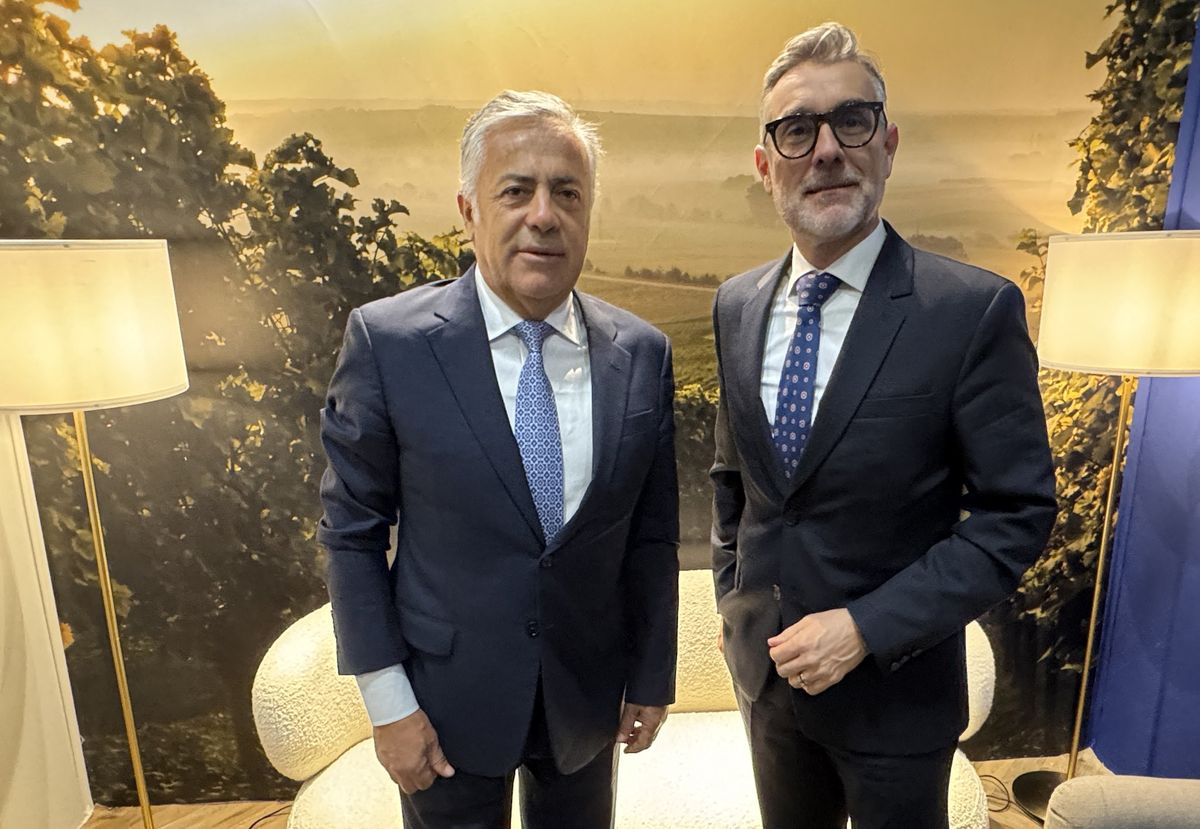 Cornejo acordó en París que Mendoza sea sede de un evento internacional para vender vino a granel