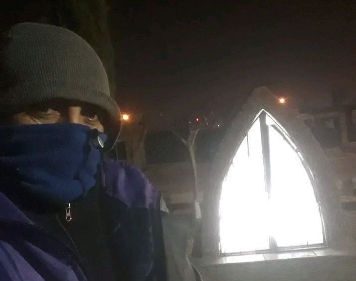 Cuando los vecinos aún no se han levantado, Gustavo ya está en la plaza regando o arreglando las plantas. Cuando los vecinos aún no se han levantado, Gustavo ya está en la plaza regando o arreglando las plantas.