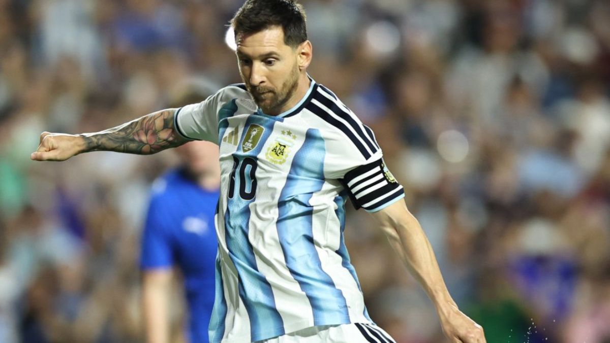 Messi ingreso en el complemento, y antes del minutos de juego generó una jugada que terminó en penal y que él mismo convirtió para el 2 a 0 de la Selección Argentina sobre Islandia.