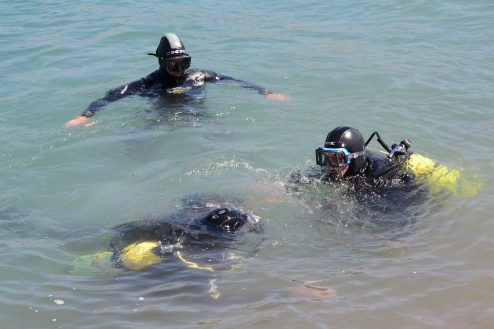 Los buzos en plena búsqueda del cuerpo de Arregui en el dique Potrerillos.