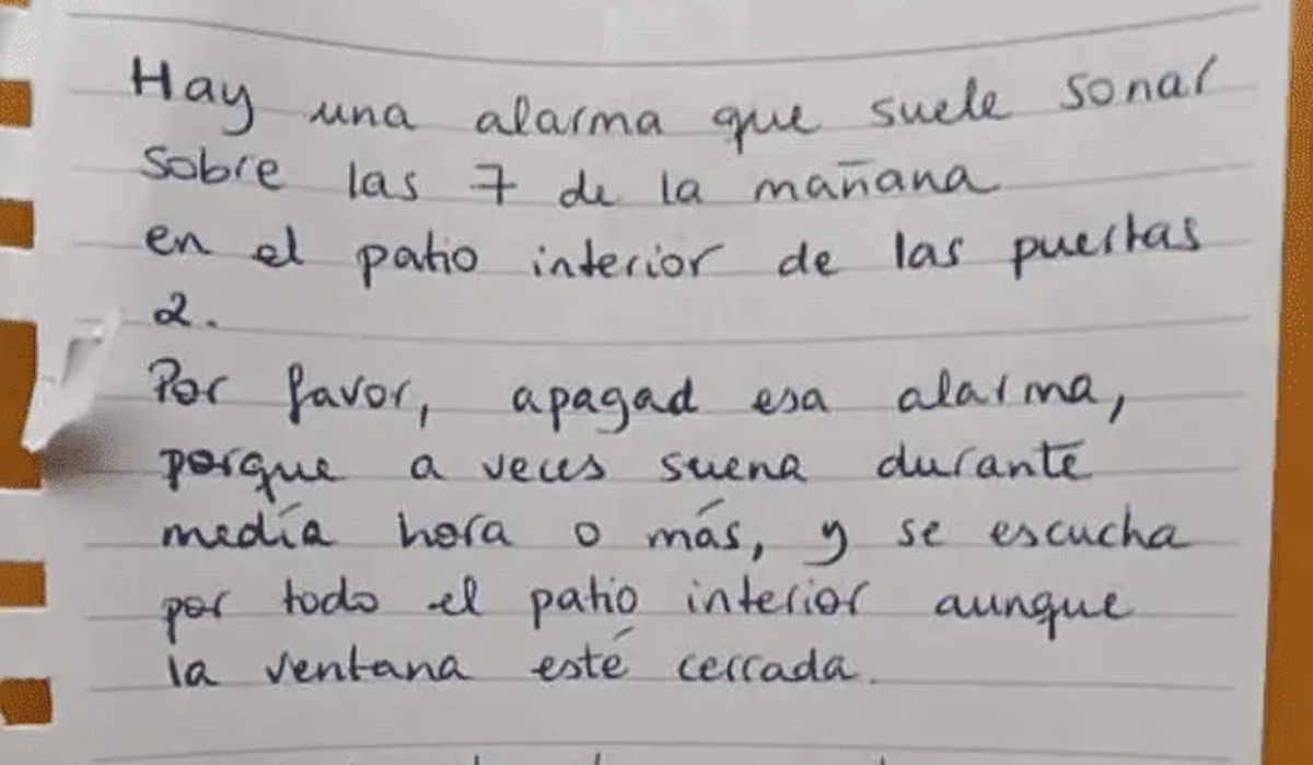 Vecino molesto. Vecinos enojados con un