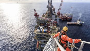 En la costa de un país de América Latina, una compañía petrolera descendió 5.855 metros y encontró una reserva de petróleo inédita En la costa de un país de América Latina, una compañía petrolera descendió 5.855 metros y encontró una reserva de petróleo inédita