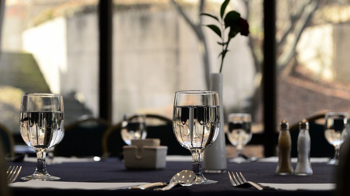 Miserables. Fue a un restorán y le cobraron algo insólito.