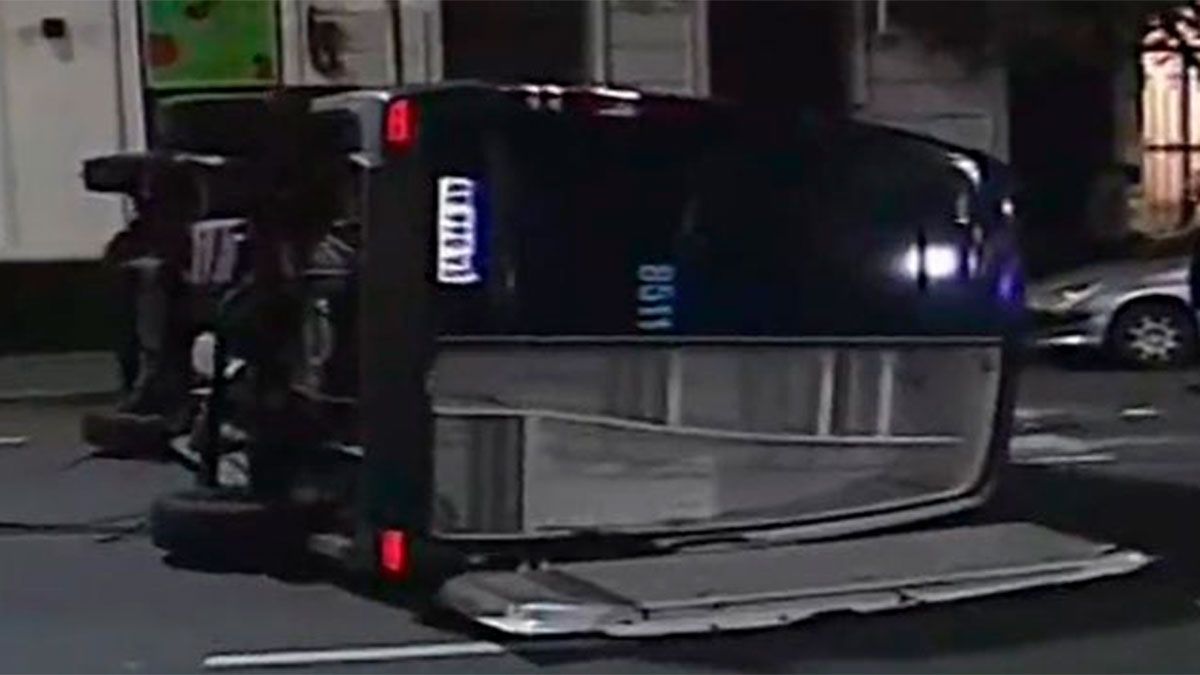 Una camioneta policial chocó y volcó camino a lo de Chano