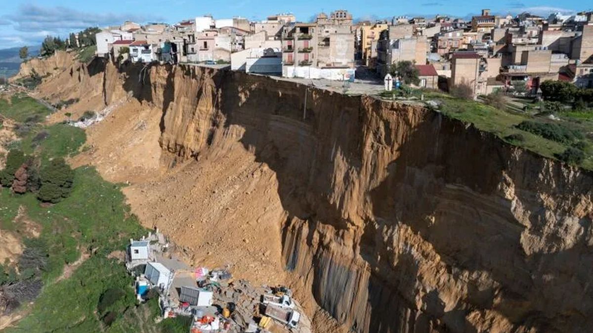 Luego de un temporal se produjeron deslizamientos de tierra y el pueblo italiano quedó en una situación riesgosa. Luego de un temporal se produjeron deslizamientos de tierra y el pueblo italiano quedó en una situación riesgosa. 