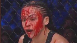 Tuvieron que parar una pelea de MMA por un baño de sangre