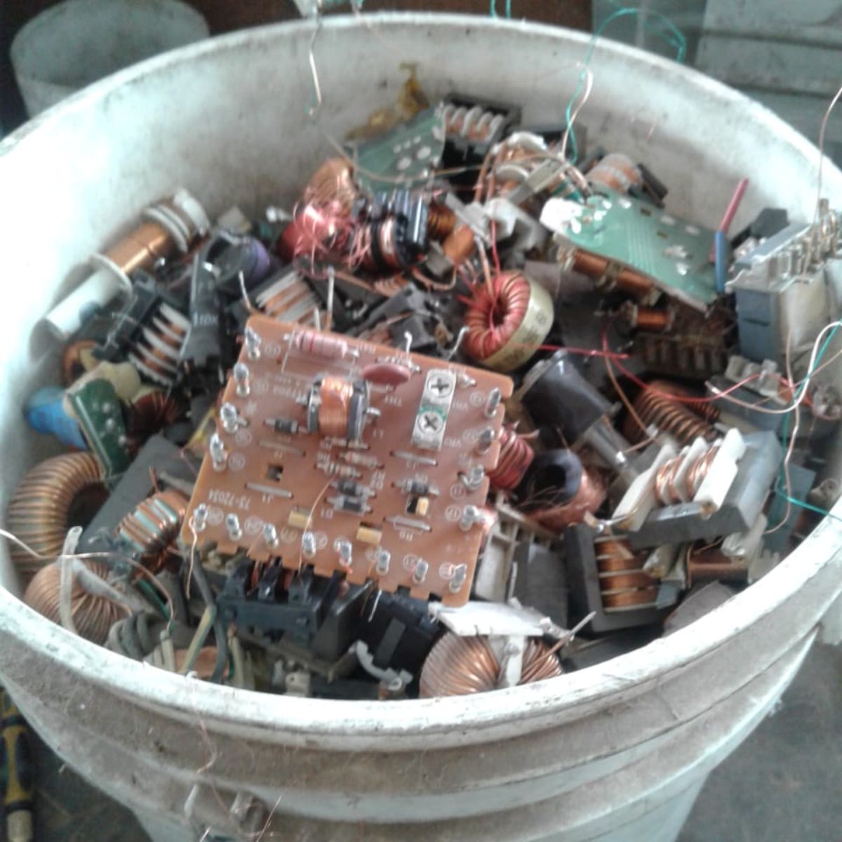 Plaquetas de distintos dispositivos electrónicos, bobinas y transformadores forman parte de las toneladas de desechos que se rescatan de los cauces de riego por personal del Departamento de Irrigación, y sirven para confeccionar bijouterie y otros elementos de diseño.