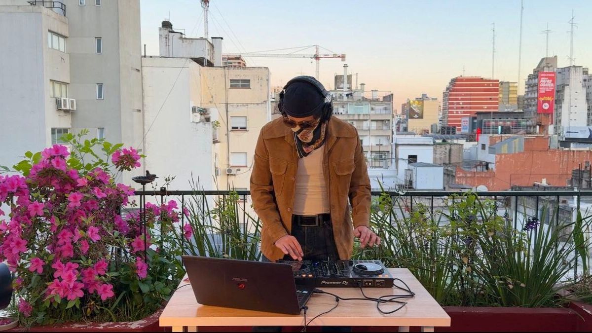 Napo Martino es DJ y en Instagram figura como @napomartino / @sonocer000. Napo Martino es DJ y en Instagram figura como @napomartino / @sonocer000.