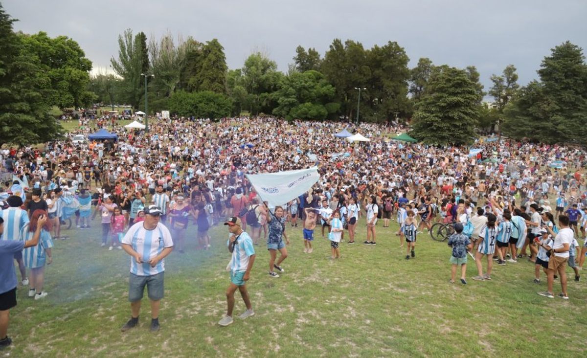 Así se vivieron los partidos del Mundial de Qatar en el Parque de los Jóvenes en San Rafael. Foto Bien Cuyano