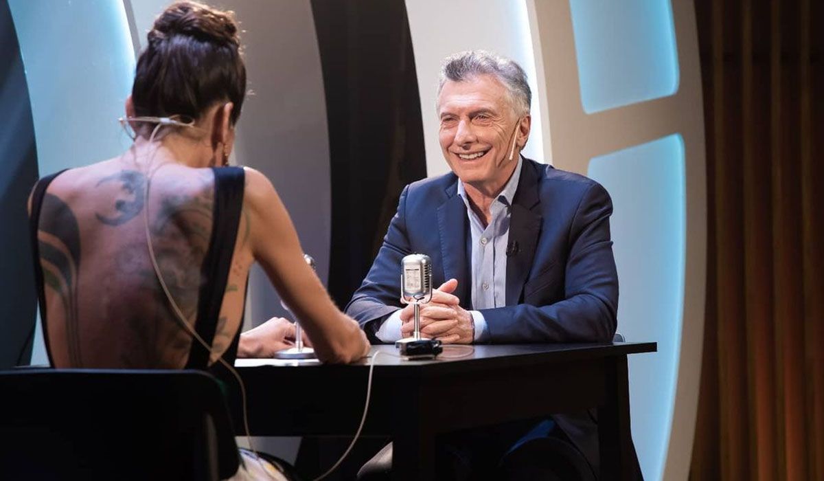 Juana Viale, sus transparencias, el escote tatuado y la indiscreta pregunta a Macri