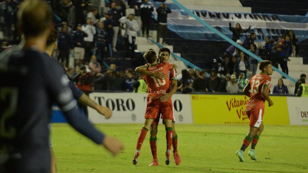 Matías Quiroga festeja uno de los goles de Independiente Rivadavia ante Tristán Suárez.