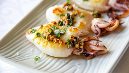 Chipirones a la plancha, la receta española para compartir que todos quieren degustar.