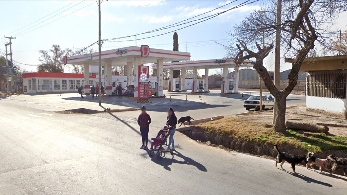 Los ladrones asaltaron a dos empleados de la estación de servicio de calle San Martín y Pueyrredón, a metros de calle Dorrego, de Las Heras. Los ladrones asaltaron a dos empleados de la estación de servicio de calle San Martín y Pueyrredón, a metros de calle Dorrego, de Las Heras.