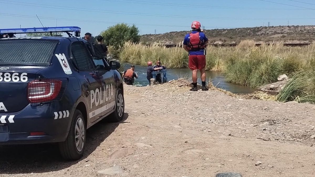 Policías y bomberos participaron del rescate de una menor en el Río Mendoza.