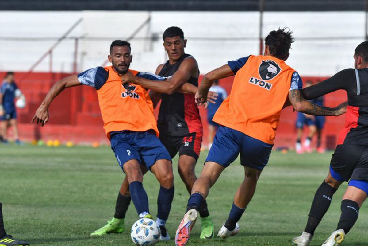 Victorio Ramis marcó uno de los goles de Independiente Rivadavia en el primer cotejo.