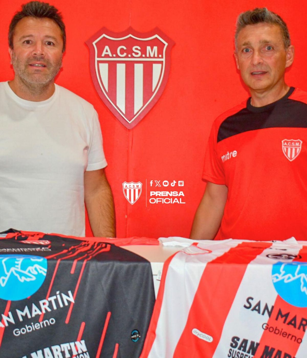 El presidente del Atlético Club San Martín, Damián Reyes, le dio la bienvenida al flamante DT Chacarero, el internacional Mauricio Elena. El presidente del Atlético Club San Martín, Damián Reyes, le dio la bienvenida al flamante DT Chacarero, el internacional Mauricio Elena.