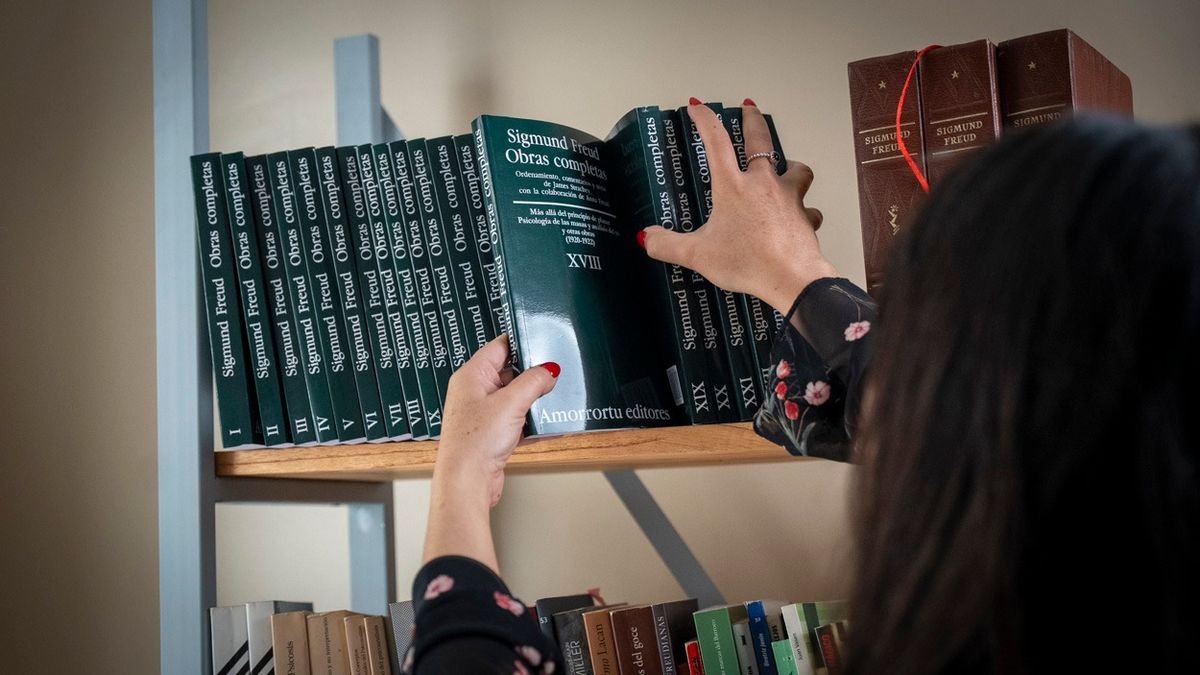 Las obras completas de Freud no pueden faltar en el consultorio de la psicoanalista mendocina. Las obras completas de Freud no pueden faltar en el consultorio de la psicoanalista mendocina.