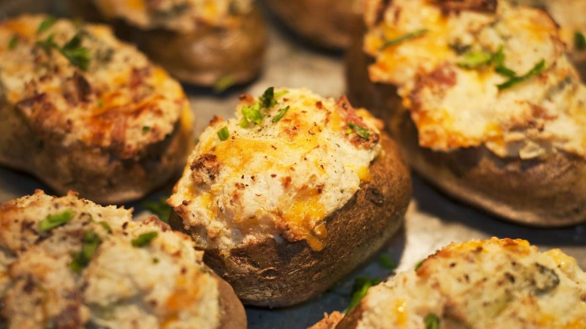 Recetas: papas rellenas con 4 ingredientes y en 10 minutos.