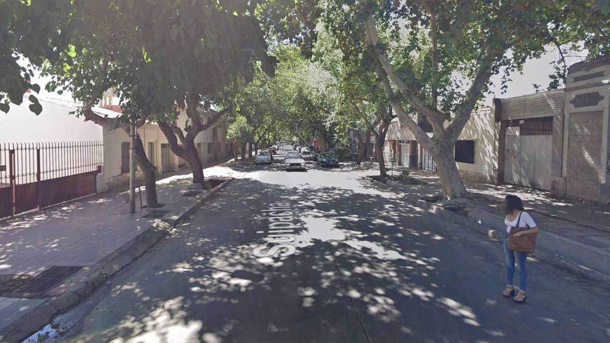 El hombre de 74 años fue atacado por tres hombres y una mujer en la puerta de su casa de calle Suipacha, en la Sexta Sección, en Capital.