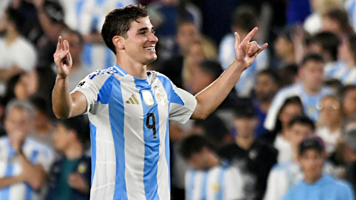 El Arañita, Julián Álvarez anotó el tercer gol, y formó junto a Lionel Messi y Lautaro Martínez un tridente ofensivo mortal. El Arañita, Julián Álvarez anotó el tercer gol, y formó junto a Lionel Messi y Lautaro Martínez un tridente ofensivo mortal.