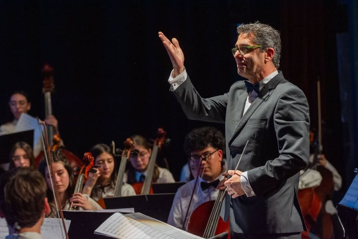 Bajo la dirección del maestro Hugo Arcidiácono, la Orquesta de San Martín se presenta el domingo en la plaza Independencia. Bajo la dirección del maestro Hugo Arcidiácono, la Orquesta de San Martín se presenta el domingo en la plaza Independencia.
