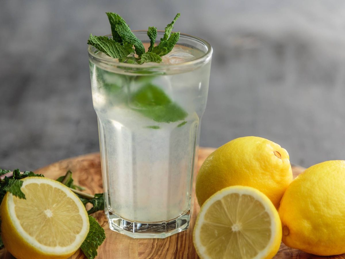 Beneficio de tomar agua con limón en ayunas. Beneficio de tomar agua con limón en ayunas.