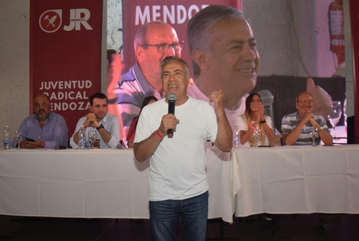 Habla Cornejo. Detrás, la mesa de la conducción de la UCR.