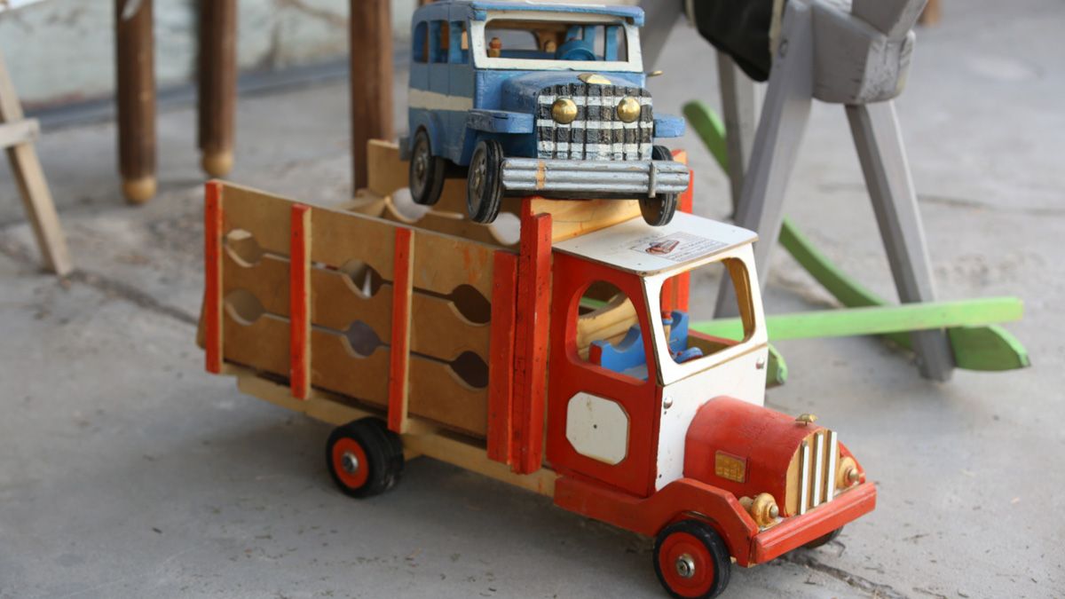 Autos y camiones. Algunos son réplicas de modelos clásicos, y otros son invenciones de Armando, pequeñas obras de arte.