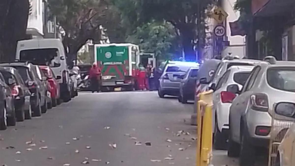 Varias ambulancias del SAME debieron asistir al colegio del barrio de Saavedra para trasladas a los alumnos al hospital