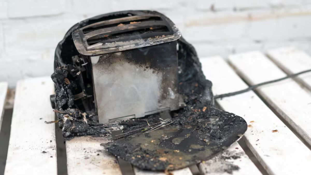 Dejar enchufada la tortadora después de usarla se puede recalentar e incendiarse en pocos minutos Dejar enchufada la tortadora después de usarla se puede recalentar e incendiarse en pocos minutos