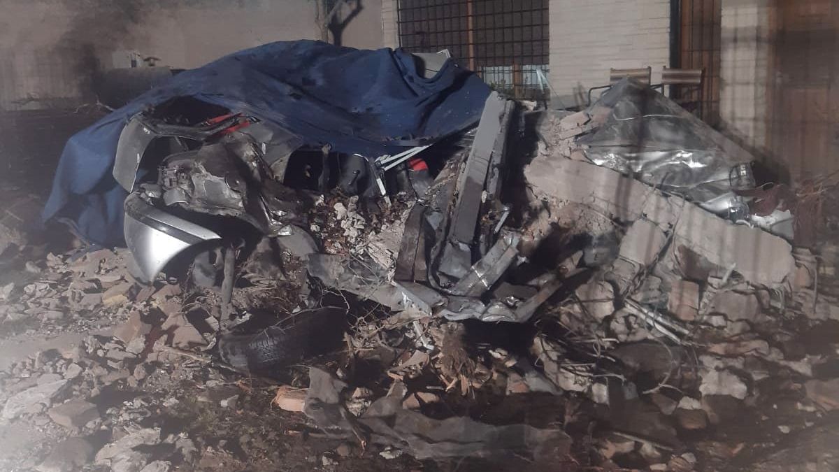 El camión de YPF también destrozó cuatro autos que estaban estacionados sobre calle Mitre, de Guaymallén, y uno que estaba en el jardín de la casa.