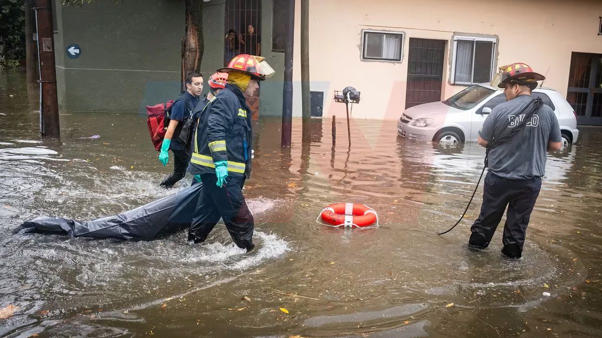Los bomberos de Lanús retiraron el cuerpo del hombre que fue encontrado flotando en medio del temporal de viento y lluvia Los bomberos de Lanús retiraron el cuerpo del hombre que fue encontrado flotando en medio del temporal de viento y lluvia