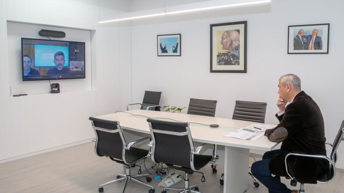 El ministro de Desarrollo territorial y hábitat de la Nación Jorge Ferraresi, dialogó virtualmente desde su despacho con el intendente de Mendoza Ulpiano Suarez.