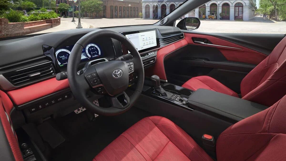 El sedán Toyota Camry 2025 transforma el interior con acabados de lujo y tecnología avanzada, elevando el confort y la modernidad a otro nivel. El sedán Toyota Camry 2025 transforma el interior con acabados de lujo y tecnología avanzada, elevando el confort y la modernidad a otro nivel.