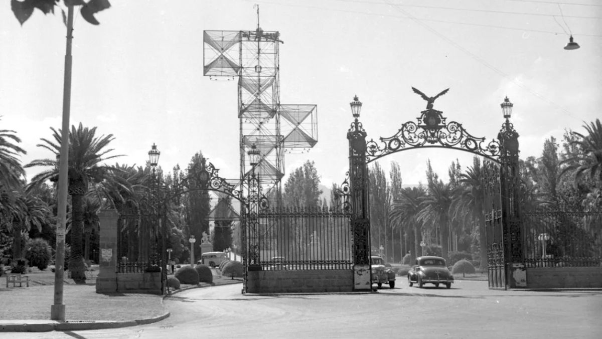 Una postal del Parque General San Martín con la Torre Alegórica de la Feria de América instalada a fines de 1953. La foto es de Sameer Makarius y ahora es parte de la colección del MMAMM.