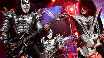 Registraron la casa de Gene Simmons en busca de porno infantil